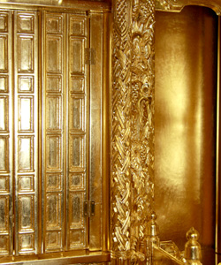 高田派仏壇の特徴・小柱の彫